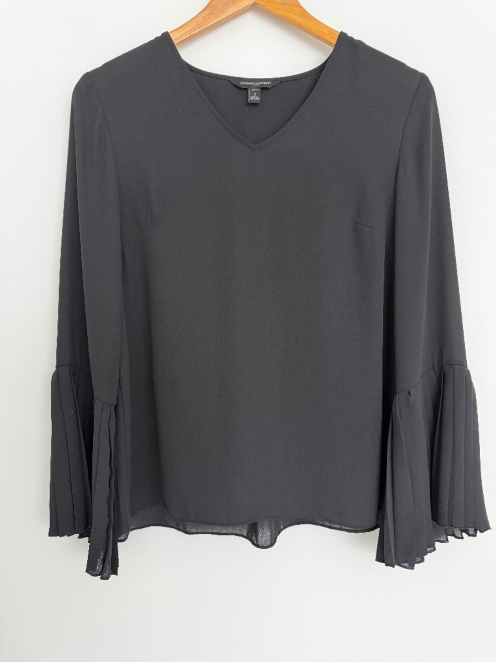 V neck flowy pleated sleeves top small